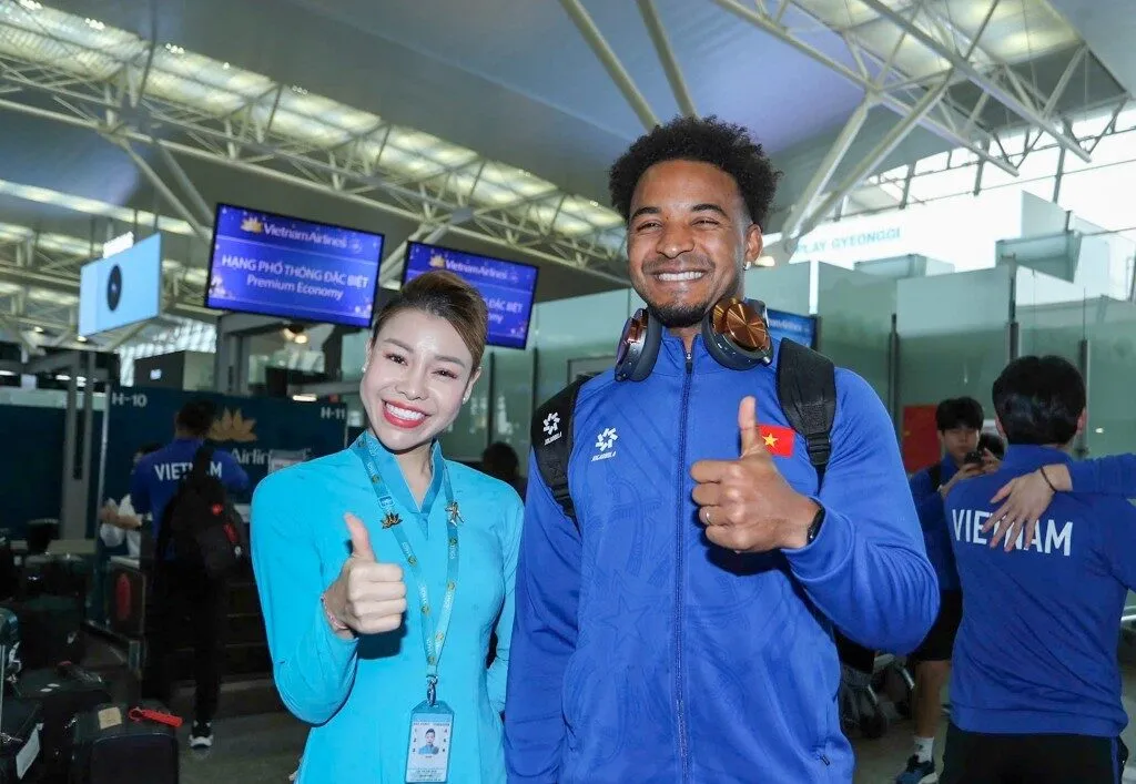 Tuyển Việt Nam đặt chân tới Thái Lan trưa 03/01/2025 - Xuân Son được báo chí săn đón 3 Báo chí để ý để Nguyễn Xuân Son