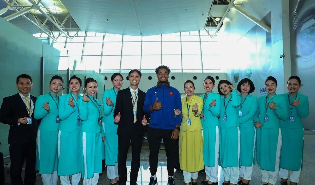 Tuyển Việt Nam đặt chân tới Thái Lan trưa 03/01/2025 - Xuân Son được báo chí săn đón 4 Buổi tập sắp tới trên sân Rajamangala