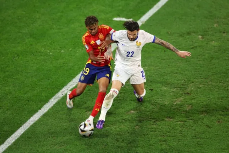 Tây Ban Nha và Pháp cầm chân nhau trong 90 phút